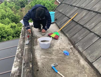 屋面漏水痕迹或天沟积水