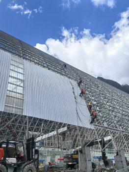 牛腿：支撑行吊轨道的悬臂