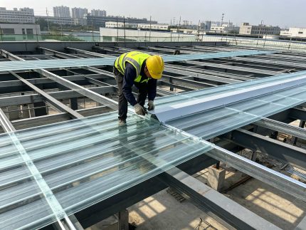 采光带安装施工 采光板搭接作业 钢结构屋面施工