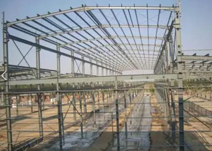 钢结构厂房施工水平安全网跟层铺设搭接200mm