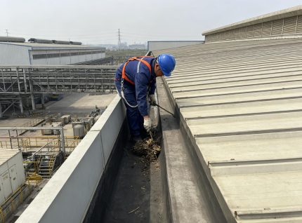钢结构雨季施工防护 钢构件防雨覆盖 工地排水系统