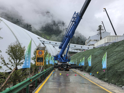 金博远钢构山地项目现场 大型吊装设备作业