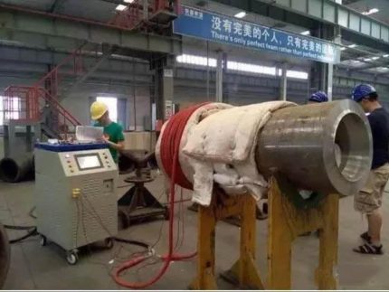 焊接预热作业实拍(测温枪显示温度)