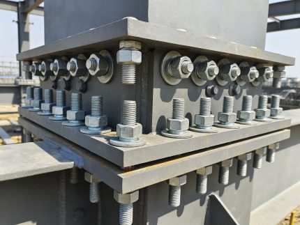 高强螺栓连接节点实拍(显示螺栓群布置和外露丝扣)