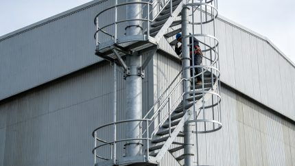 金博远钢结构厂房带护笼爬梯
爬梯与钢柱连接节点实拍