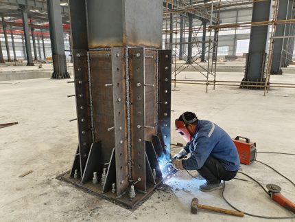 增大截面加固施工实拍(焊钢板或角钢)
