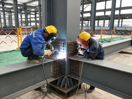 金博远焊接施工实拍(显示焊工操作和保护措施)