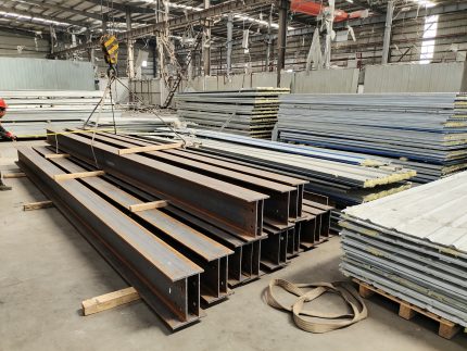 钢结构厂房保护性拆除现场（显示构件编号、分类堆放）