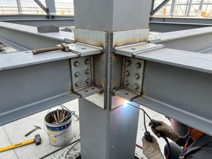 增大截面加固施工实拍(焊钢板或角钢)