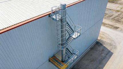 钢结构厂房带护笼检修爬梯